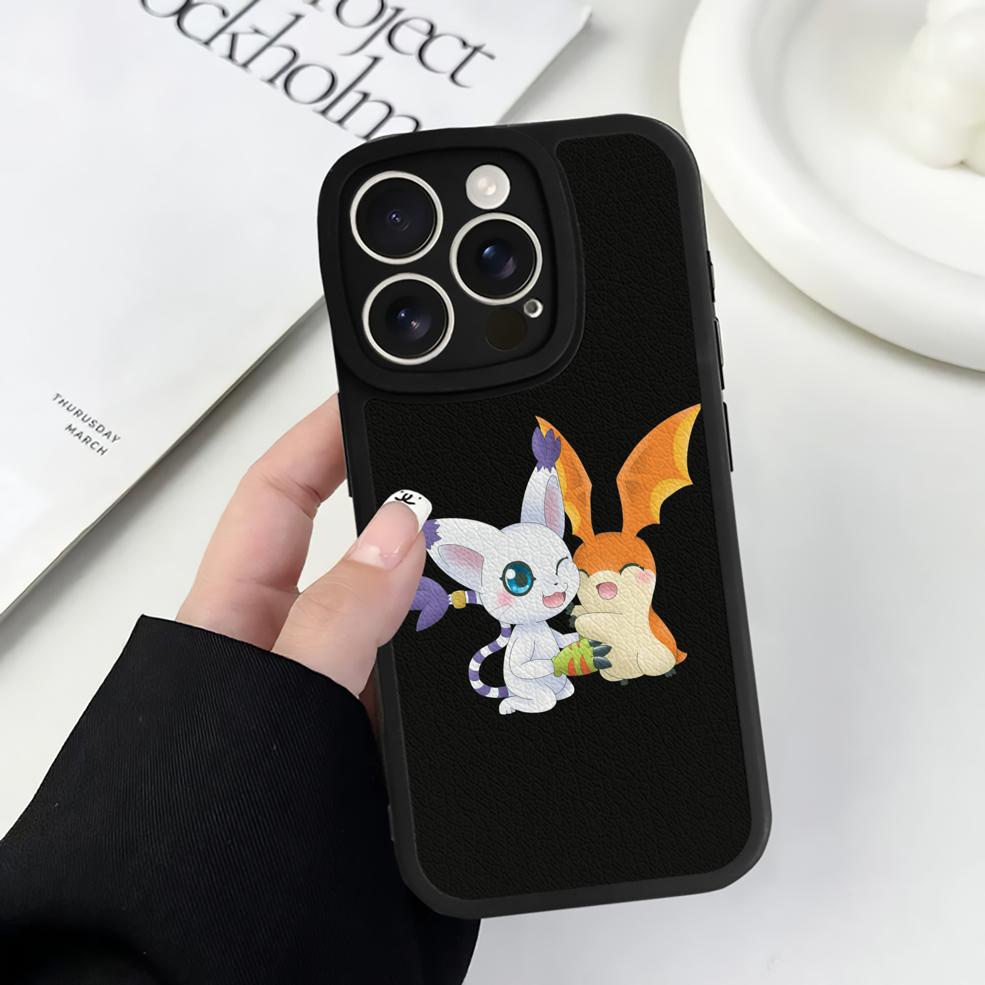 （画像用） Digimon デジタルモンスター/デジモン 【iPhone 16シリーズ対応】シリコンスマホケース（レザー調） 材質：シリコン